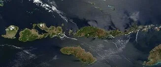 Secara geografis, Pulau Sumba sangat dekat dengan Pulau Flores