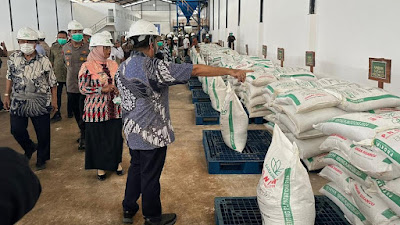 Pabrik Pupuk di Sungai Kunyit yang Diresmikan Bupati Beromset Rp 4,8 Triliun