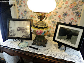 Lizzie Borden Bed & Breakfast Museum: Fotos de la Escena del Crimen en la Sala de Estar