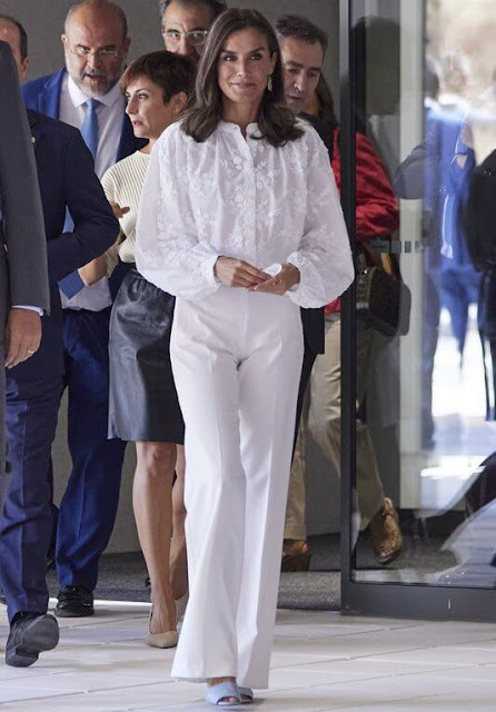 Queen Letizia wore a white band collar blouse by & Other Stories. Crown Princess Leonor wore same blouse by Other Stories