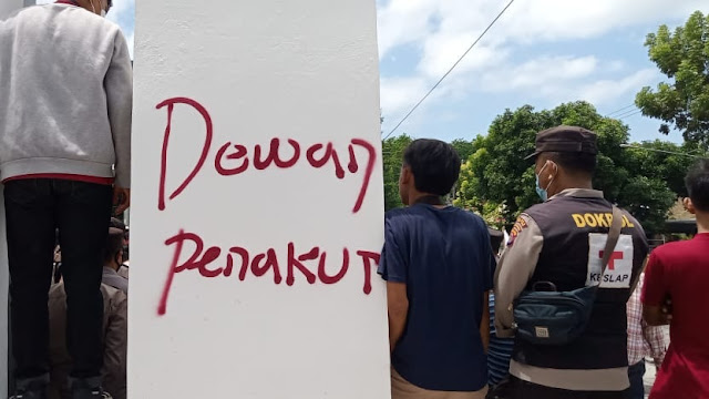 Banteng Hitam ngamuk di gedung DPRD Lotim, coret tembok hingga rusak gerbang