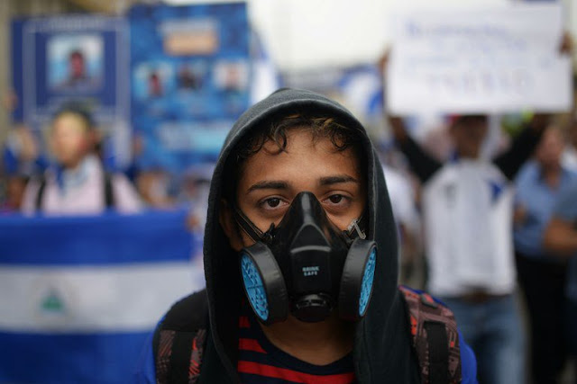 A grave crise política na Nicarágua, sob o governo do líder sandinista Daniel Ortega, tem provocado posições diversas da esquerda em toda a América Latina, inclusive no Brasil. Os conflitos no país, que já deixaram mais de 300 mortos, são atribuídos tanto a polícia nicaraguense, como a grupos paramilitares e civis. Para o presidente do PSOL, Juliano Medeiros, o governo sandinista se ampara em “acordos eleitorais e setores das oligarquias” e não em movimentos de massas. 