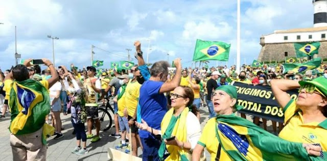 Moradores da Barra dizem 'Fora Bolsonaro' em ato do voto impresso e bolsonaristas devolvem: 'maconheiros'