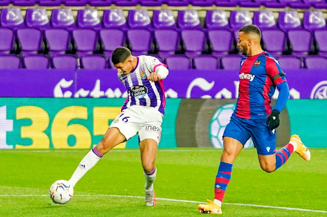 Marcos André remata perseguido por Rubén Vezo. REAL VALLADOLID C. F. 1 LEVANTE U. D. 1. 27/11/2020. Campeonato de Liga de 1ª División, jornada 11. Valladolid, estadio José Zorrilla. GOLES: 1-0: 57’, Marcos André. 1-1: 83', Campaña.