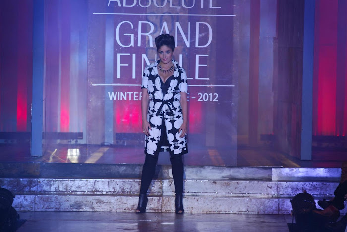 kareena kapoor stopper for designer kallol datta at lfw 2012. actress pics