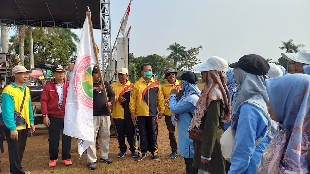 Sambut HUT PGRI dan HGN Ke 78. Ratusan Guru di Kecamatan Sawangan Gerak Jalan Saba Desa