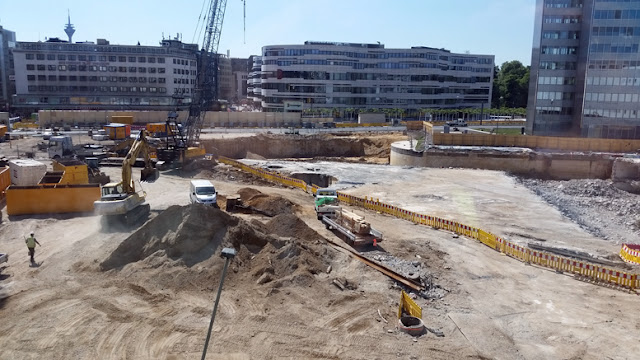 http://www.express.de/duesseldorf/beschauliche-baustelle-wie-der-gustaf-gruendgens-platz-bald-aussehen-soll-26992648?originalReferrer=