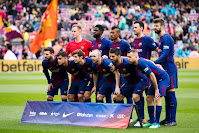 BARCELONA F. C. Temporada 2017-18. Ter Stegen, Umtiti, Paulinho, Busquets y Piqué; Messi, Coutinho, Sergi Roberto, Iniesta, Luis Suárez y Jordi Alba. F. C. BARCELONA 2 (Luis Suárez, Umtiti) VALENCIA C. F. 1 (Parejo). 14/04/2018. Campeonato de Liga de 1ª División, jornada 32. Barcelona, Nou Camp.