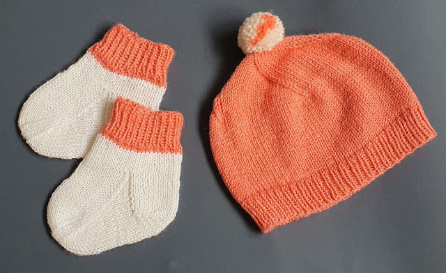Подарунок на народження дитини: в'язана шапочка і шкарпетки