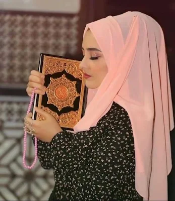 خلفيات رمزيات بنات إسلامية دينية تحمل المصحف الشريف