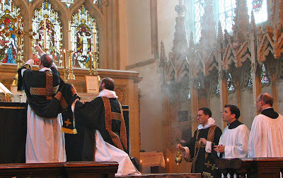 Elevación del cáliz en la Misa, Dorchester Abbey, el P. Lawrence © OP