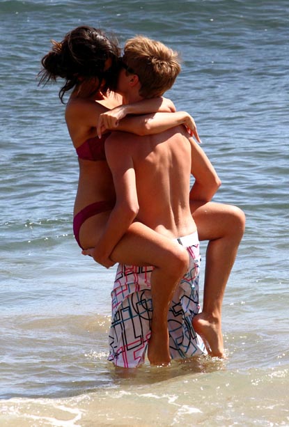 selena gomez justin bieber kiss hawaii. Justin Bieber and Selena Gomez