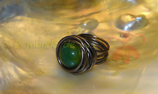 Anillo aluminio marrón y  ágata verde