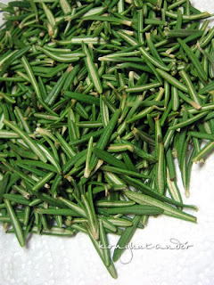 fresh-rosemary-leafs