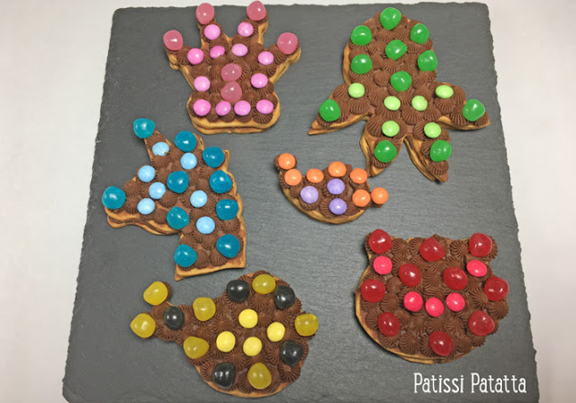 recette de petits gâteaux fourrés, petits gâteaux fourrés au chocolat, petits gâteaux couronne, petits gâteaux pieuvre, petits gâteaux licorne, petits gâteaux chat, petits gâteaux oiseau, emportes-pièces, ganache au chocolat au lait, gouter enfants, gouter anniversaire, biscuits bonbons, petits gâteaux bonbons, formas e cortantes, patissi-patatta