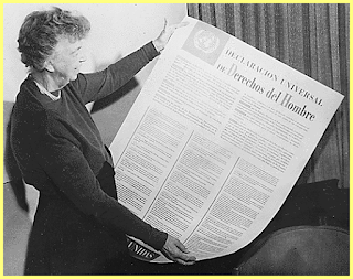 Eleanor Roosevelt sosteniendo una copia de la DUDH