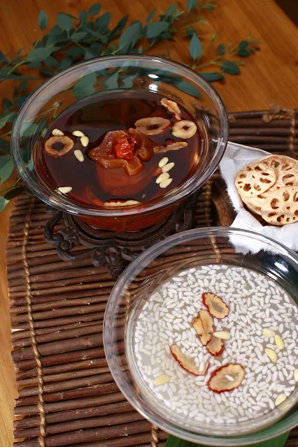 Sujeonggwa-Sikhye-and-Hangwa-in-a-Glass-Bowl-Photo-Credit-KTO-Kim-Jiho