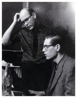 Photographie noir et blanc de Bill Evans et Jim Hall en plein travail