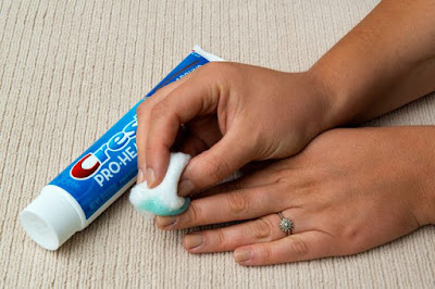 With a little toothpaste, one can remove its varnish with a smell more pleasant than that of the solvent.