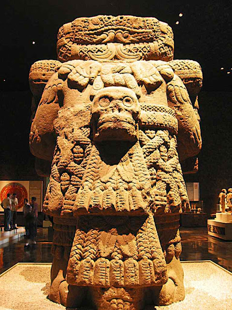 Idolo da deusa Coatlicue, a Pachamama asteca, museu no México. Nossa Senhora veio esmagar esse demônio.