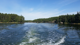 Veneen vana vedessä saaristossa.