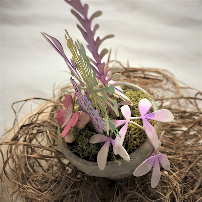 Sara Emily Barker https://sarascloset1.blogspot.com/2019/03/tiny-easter-table-decor.html Easter Table Decor Tim Holtz Sizzix Wildflower Stems Springtime Side-Order 5