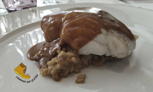 MERLUZA DE PINCHO ASADA EN SALSA DE GAMBAS CON RISOTTO DE HONGOS