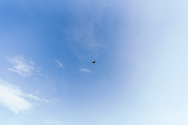 flugzeug in blauem Himmel