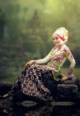 Kombinasi Kebaya  Modern dan Batik