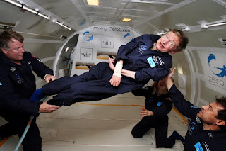 Stephen Hawking disfrutando la ingravidez durante un vuelo en 2007