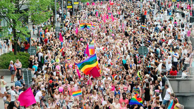 Prideparaden går genom Stockholm