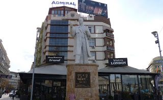 El centro de Skopje está repleto de estatuas.