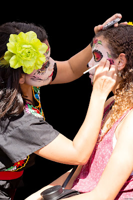 Two friends getting ready for the Day of the Dead festival in Santa Ana, © Evan's Studio.