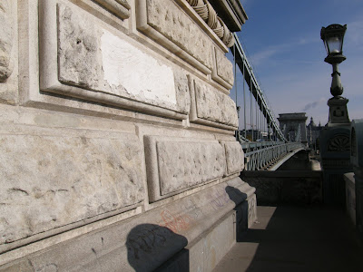 street art, streetart, belváros, Chain bridge, Budapest, Tomcat, Lánchíd, Hollán, Hollán Sándor, vandalizmus, komcsik, vörösterror, emléktábla, Polgár Tamás