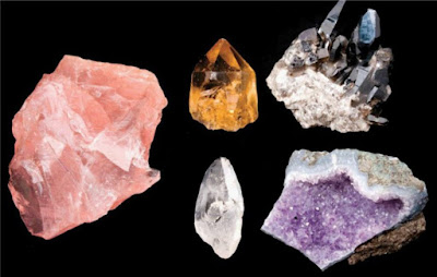 Contoh mineral-mineral kuarsa dengan beragam warna dan bentuk yang berbeda. Searah jarum jam dari kiri ke   kanan:kuarsa mawar, citrine, smoky quartz, ametis dan batu kristal