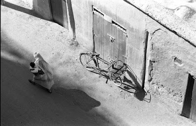 Street View, Morocco.  Photo taken with Nikon 50mm/f1.4 AIS standard lens.  © Graham Dew 1991