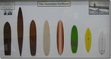 Miniaturas de pranchas australianas em exposição no Surf World Museum. Foto: Tiago Dias