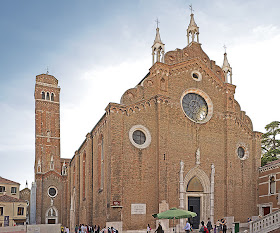 Η τεραστίου μεγέθους εκκλησία Santa Maria Gloriosa dei Frari της Βενετίας.