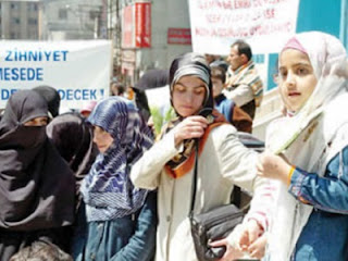 Muslimah Turki berjilbab
