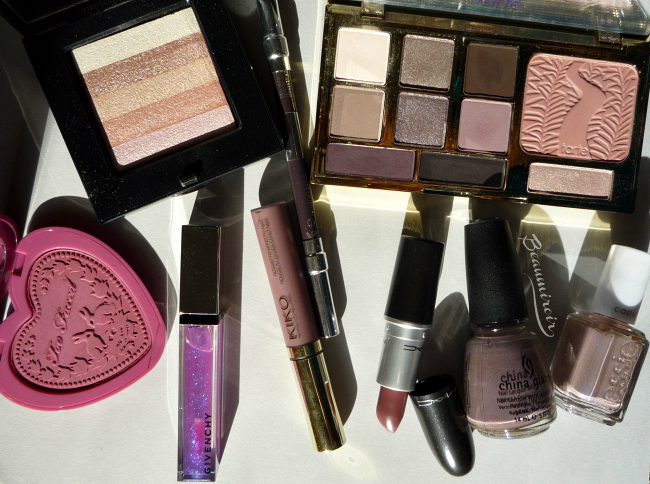 How to create a capsule makeup collection and why it can be both helpful and fun