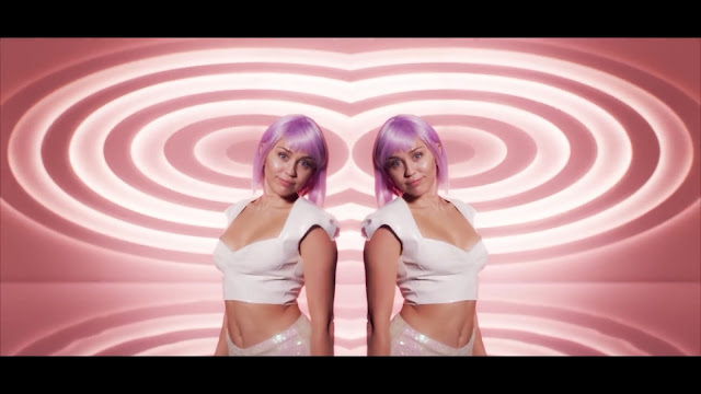 Miley Cyrus - Ashley O – On a Roll (Reprodução do vídeo)