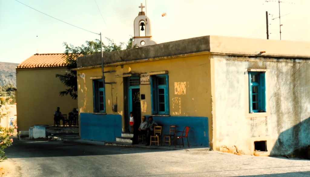 Το γαλάζιο καφενείο του Αντώνη στο Αποδούλου τη δεκαετία του 1980