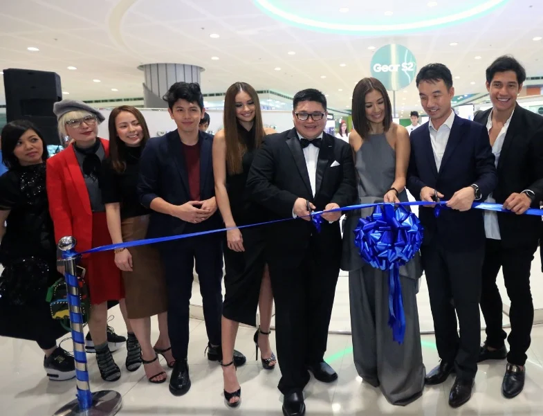 Samsung ambassadors and influencers show off their Gear S2.