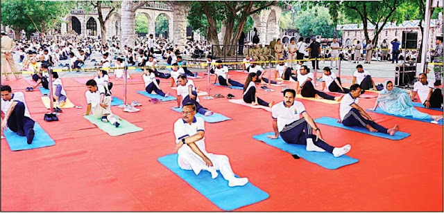 पूर्व सांसद सत्य पाल जैन ने चंडीगढ़ के प्रशासक बनवारी लाल पुरोहित के साथ रॉक गार्डन में  किया योग