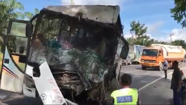 Bus PMS Remuk Tabrak Truk Tangki di Jalinsum 1 Tewas