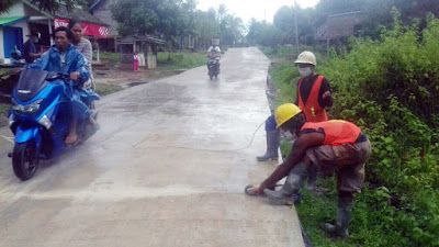 Pemkab Muba Cor Beton Jalan Strategis