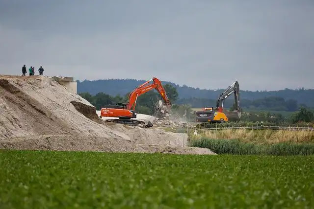 gambar excavator sedang menggali tanah