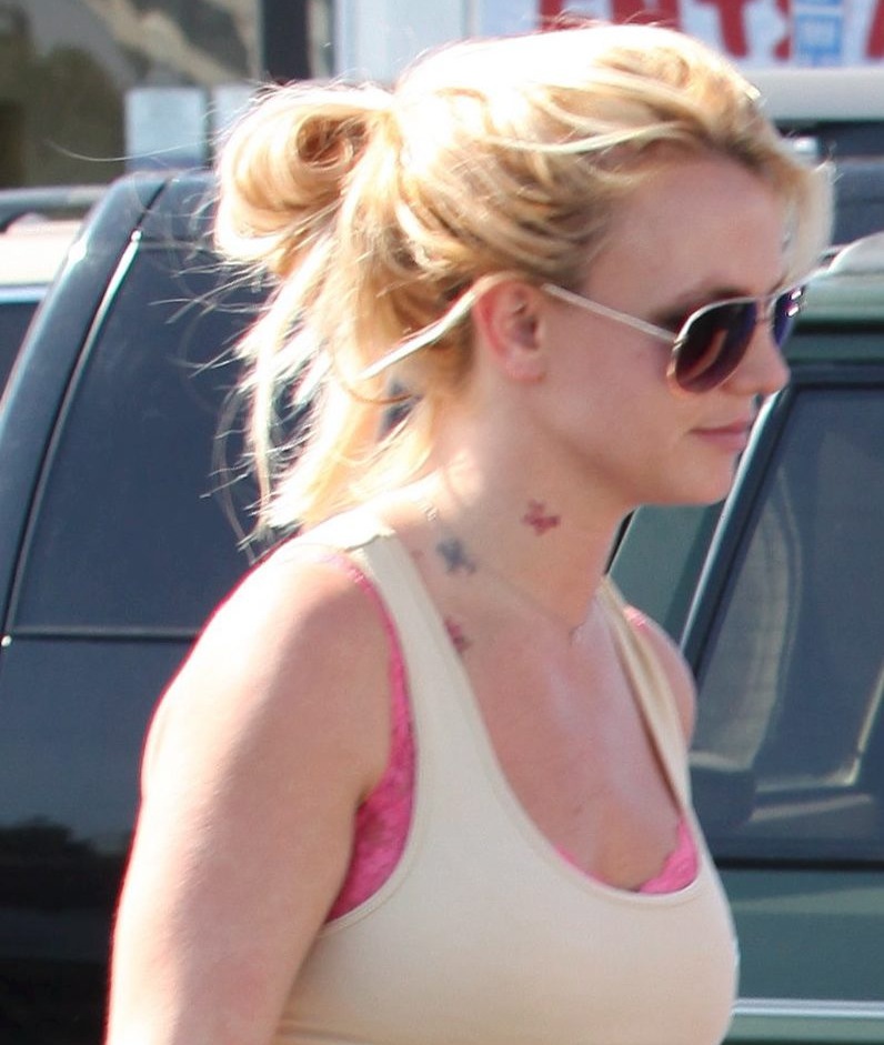 Britney Spears Shows off New Neck Tattoos