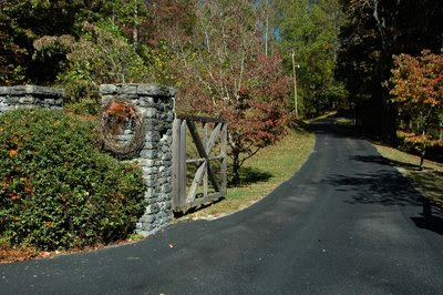 what an inviting driveway!