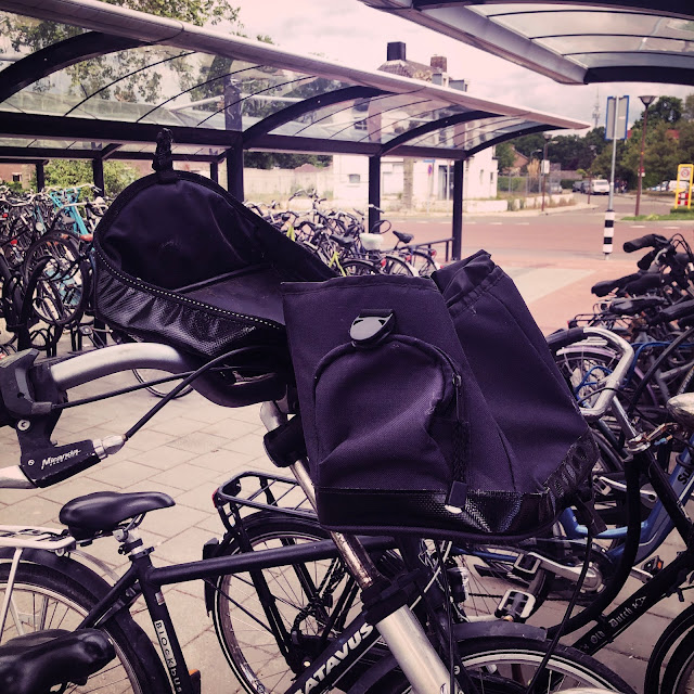 Geopende fietstas, station Zevenaar